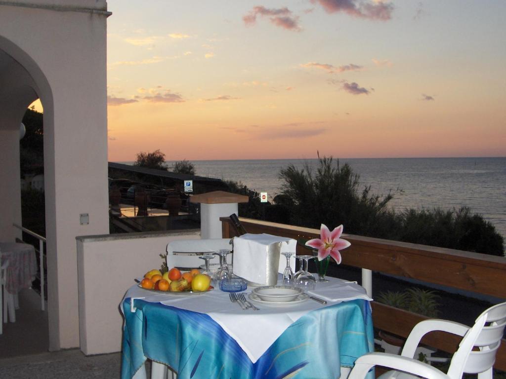 Hotel Villa Ombrosa Portoferraio Exterior photo