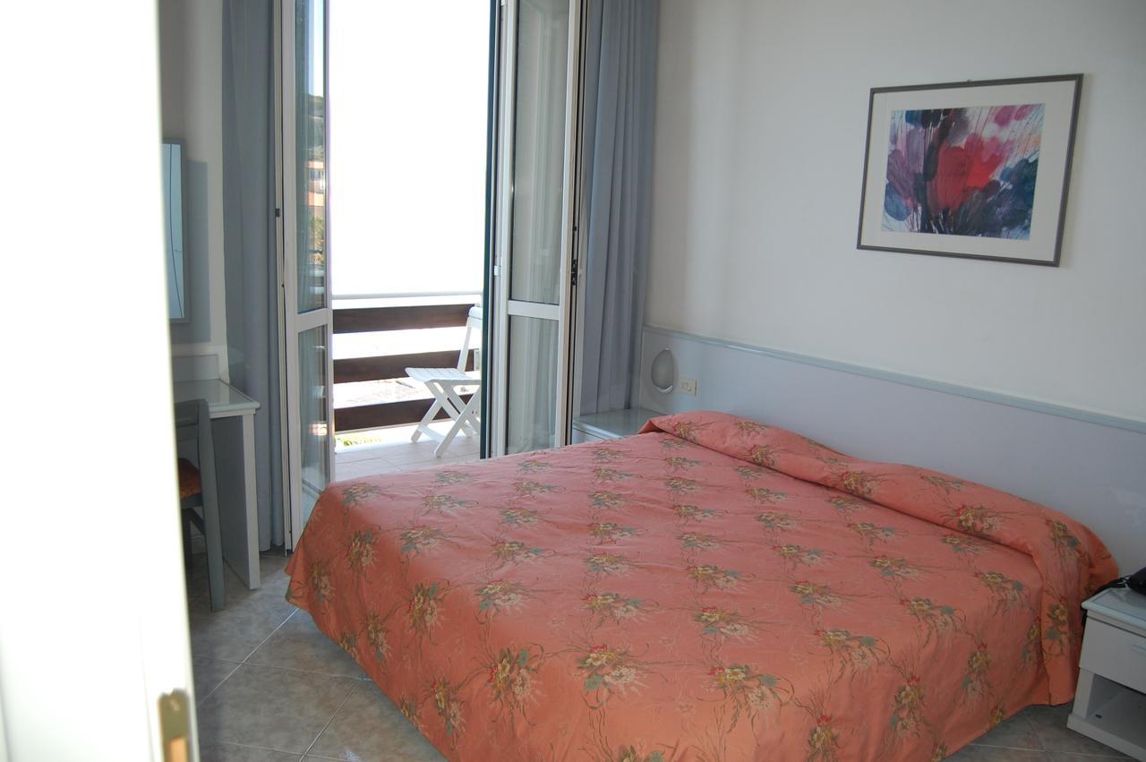 Hotel Villa Ombrosa Portoferraio Room photo