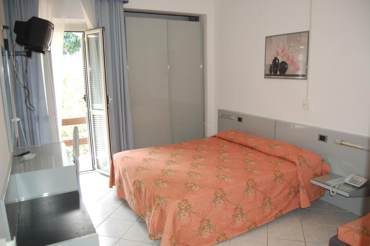 Hotel Villa Ombrosa Portoferraio Room photo